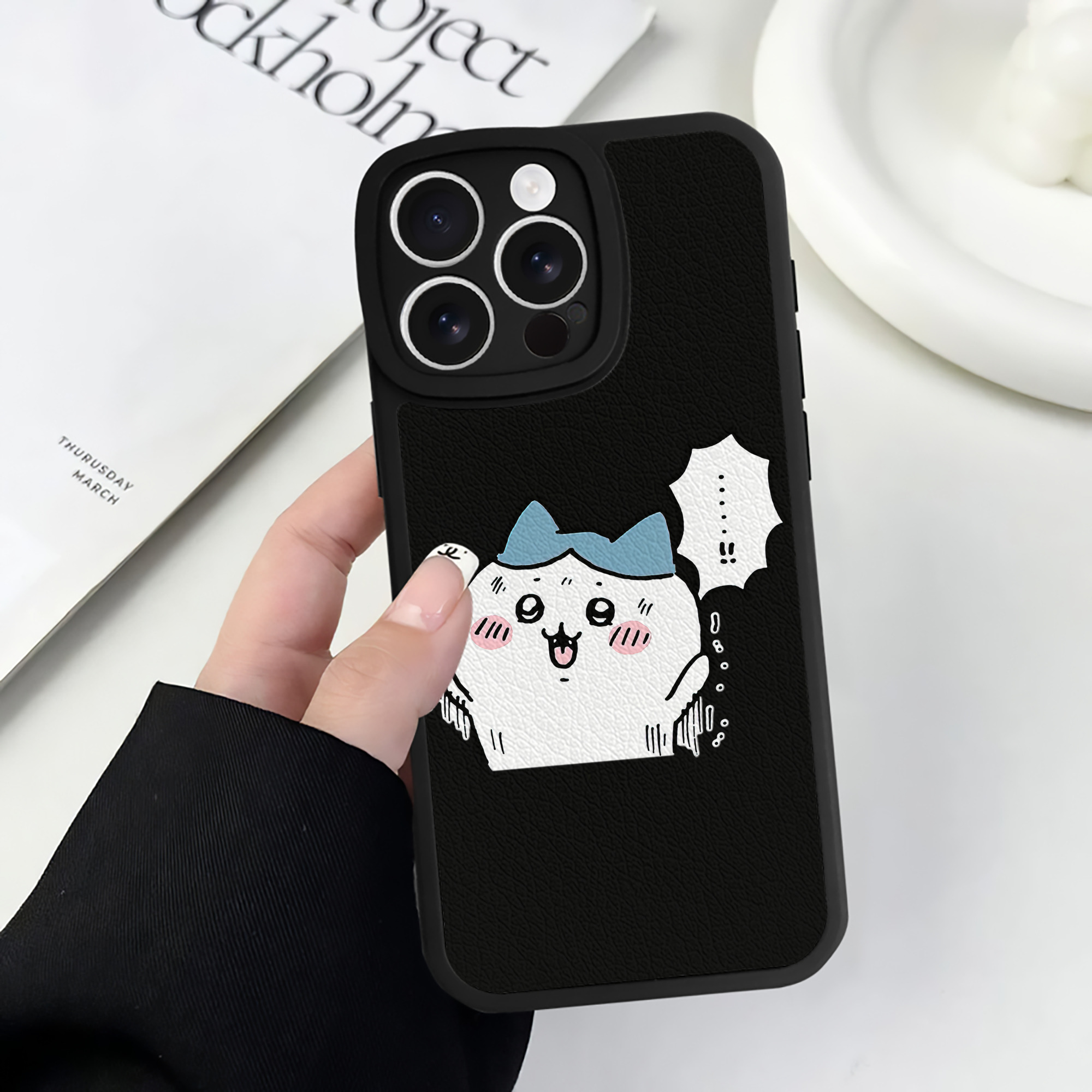 （画像用） ちいかわ ハチワレ Chii-kawa hachiware 【iPhone 16シリーズ対応】シリコンスマホケース（レザー調） 材質：シリコン